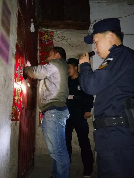 者相镇粗心妈妈误将幼女锁家中 民警全城寻开锁师傅开门